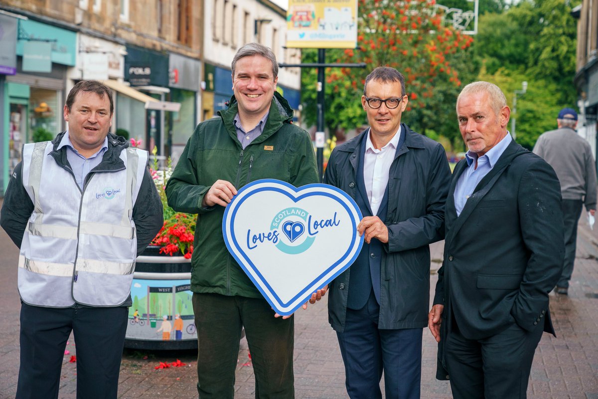 £10m #ScotlandLovesLocal fund launched yesterday in rainy #Milngavie with <a href="/DamonScott1550/">Damon Scott</a> <a href="/phil_prentice/">Philip Prentice</a> &amp; <a href="/ThomasCArthur/">Tom Arthur</a>. Pleased to showcase on-street branding, aligned with digital work by @milngaviebid team and intro local businesses. #ChooseLocal milngavie.co.uk/scotland-loves…