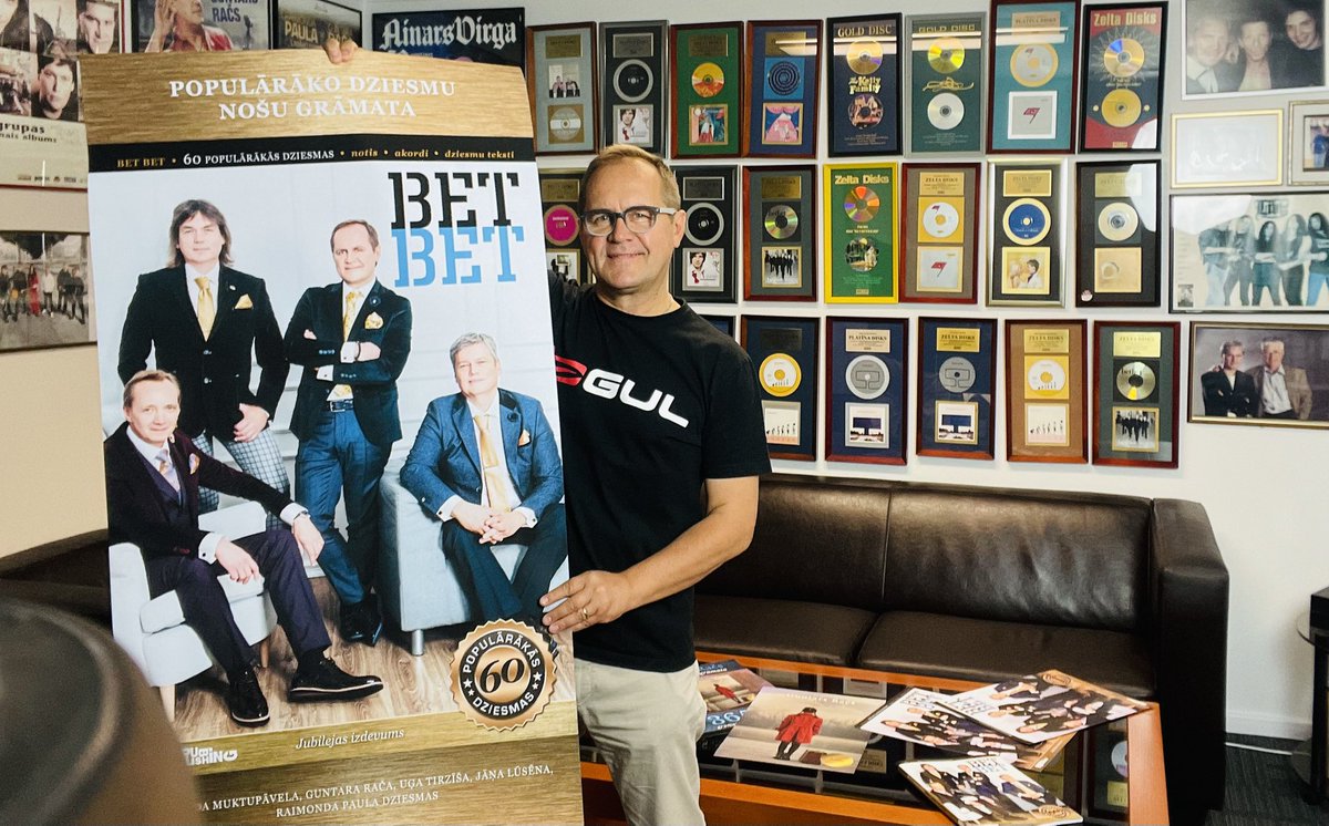 Priecīgs cilvēks! Izdota <a href="/GrupaBetBet/">bet bet</a> 60 dziesmu grāmata! Atvērsim to kopā ar jauno dzejoļu grāmatu jau 29. augustā, "bet bet" 30 gadu jubilejas koncertā Hanzas Peronā, Rīgā. Biļetes: bilesuparadize.lv/lv/event/100504  P.s. Grāmata jau <a href="/JanisRoze/">JĀNIS ROZE</a> grāmatnīcās un micrec.lv