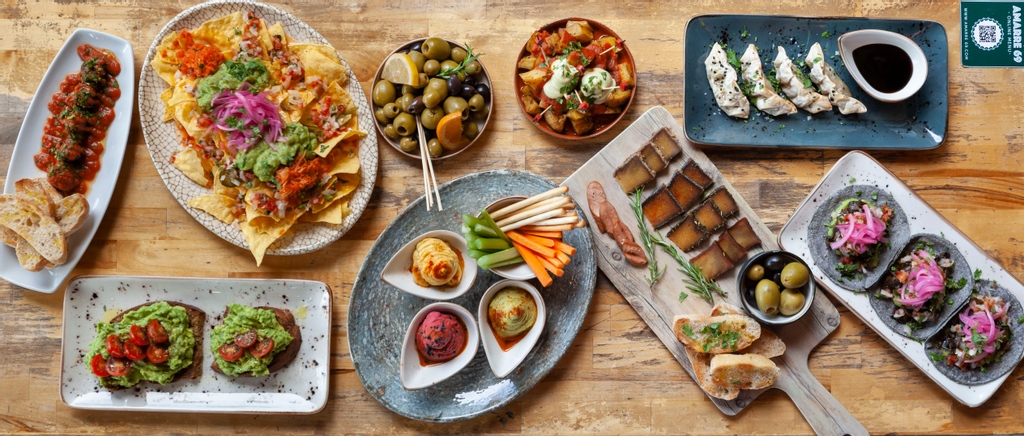 WE ARE BACK! We still 100% VEGAN FOOD 100% TASTY 😜 🤤 Hay opciones tanto healthy como junk food🍔, pero toda, TODA la carta 100% plant based🌱 😍⁠

Pronto abriremos nuestro segundo Amarre 69 en Barcelona🤯 🤯