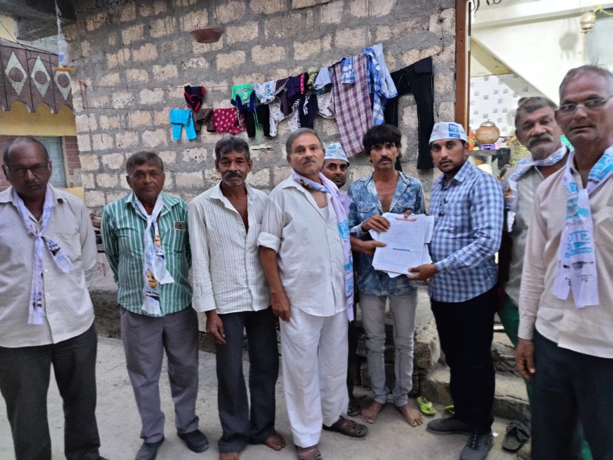 AAP4Rajkot's tweet photo. આજરોજ આમ આદમી પાર્ટી રાજકોટ જિલ્લાના ઉપલેટા તાલુકાના ખારચીયા (શહીદ)ગામમાં વિપુલભાઈ સખીયા અને તેમની ટીમે મળીને કોરોનામાં મૃત્યુ પામેલા લોકોના ઘરે જઈને તેમના પરિવારના લોકોને મળીને સાંત્વના પાઠવી અને મૃત્યુ પામેલા લોકોના ફોર્મ ભરવાની કામગીરી કરી.... https://t.co/Xd2yXmjufI