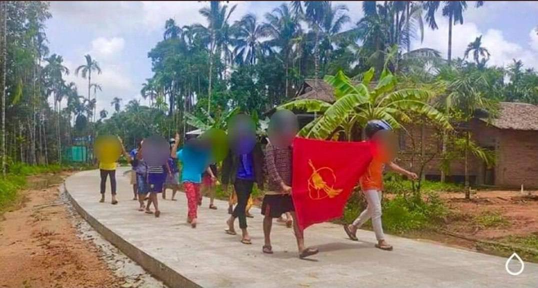 MSecluna's tweet photo. Daily protest against military dictatorship by never cold-blooded LaungLone Main Strike on Aug 10
#WhatsHappeningInMyanmar #Aug10Coup https://t.co/GROmDp2ZW4