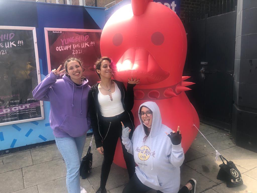 outsidemars_'s tweet photo. ROUND TWO WITH RONALD🖤 @yungblud We can’t wait to see you again tonight 🤘🏻 https://t.co/RTX2EcUHSB