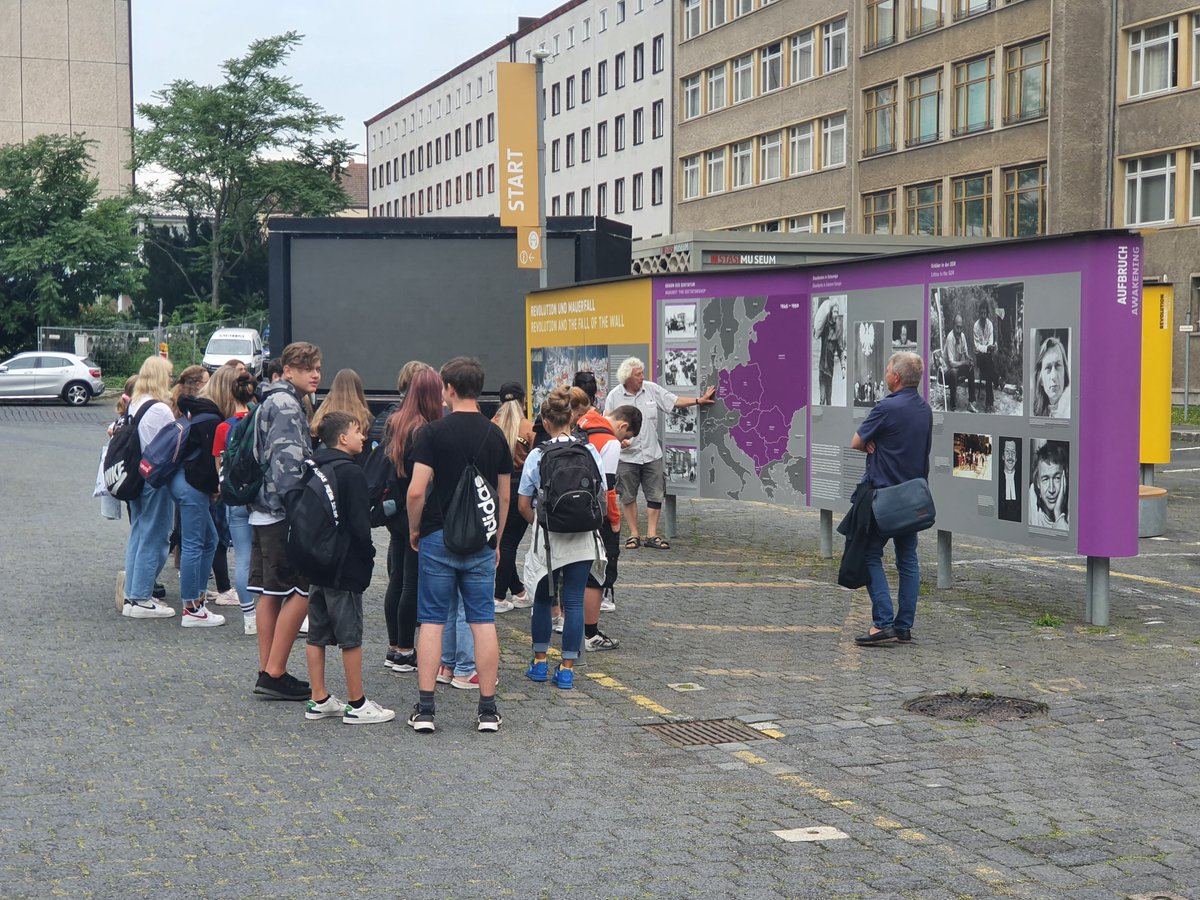 RHG_eV's tweet photo. Wieder viel los heute in der #StasiZentrale. #CampusfürDemokratie. Vormittags fand eine Führung unseres Zeitzeugen Uwe Dähn durch die Open-Air-Ausstellung @Rev89_de statt. Abends feiert dann die Dokumentation "Mielke und die Mauer“ Premiere beim #CampusKino. https://t.co/iV8Is7rNql
