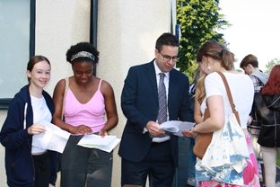 HayesSecondary's tweet photo. Two years of difficult and disrupted study ✅
Extraordinary grit and determination ✅
Balancing wellbeing and focused study ✅
Amazing academic and personal successes✅
...Year 13, you should be proud of yourselves 🤩👏💙
#proud #alevelresults2021 https://t.co/yOjLOfSUyG