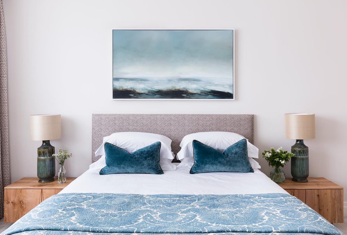 BascombDrew's tweet image. One riverside apartment; 2 serene and beautifully designed bedrooms with magnificent views. Bespoke joinery and a fully integrated A-V system add charm to this fully refurbished 80’s property. #bedroomdecor #GoodNightEveryone #bedroomdesign #bedroomtwitter