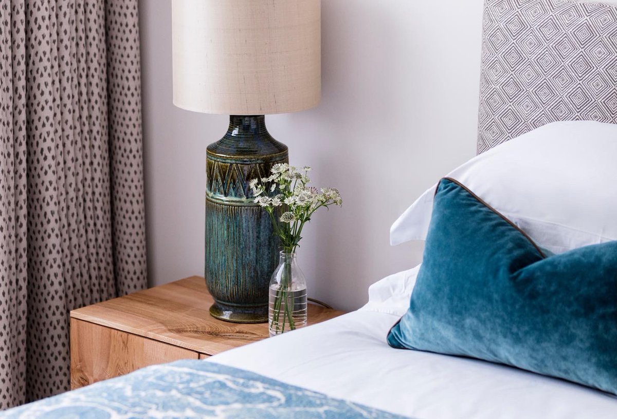 BascombDrew's tweet image. One riverside apartment; 2 serene and beautifully designed bedrooms with magnificent views. Bespoke joinery and a fully integrated A-V system add charm to this fully refurbished 80’s property. #bedroomdecor #GoodNightEveryone #bedroomdesign #bedroomtwitter