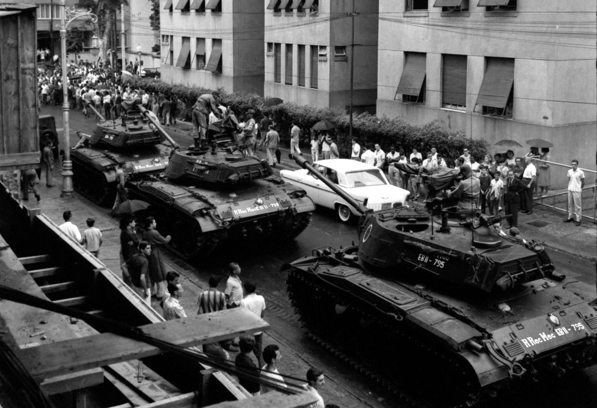 BrianMteleSUR's tweet photo. the 1964, US-backed Military Coup in Brazil began with hundreds of tanks rolling into Rio de Janeiro from Minas Gerais. Today, President Bolsonaro has ordered tanks to roll by Congress and the Supreme Court during voting on his bill to return to paper vote. https://t.co/Oh9r1C6CkE