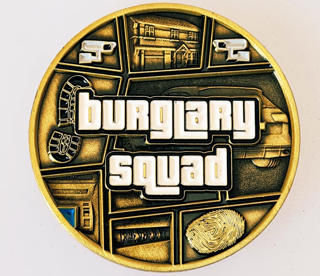 How awesome is this <a href="/CambsCops/">Cambs Police 💙</a> coin mum brought 🤩🤩💙💙