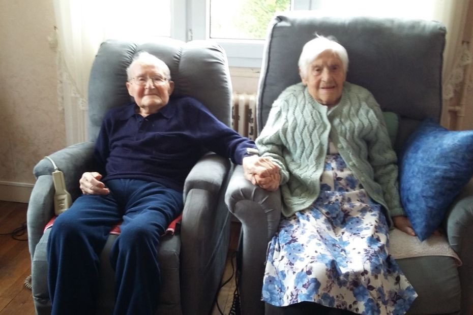 HopediaFR's tweet photo. 👩‍❤️‍👨 Marcel (107 ans) et Berthe (100 ans) viennent de battre le record de France... du plus long mariage (82 ans et 255 jours) ! Ils se sont dits « oui » le 26 novembre 1938 à Saint-Eliph (Centre-Val de Loire). (Photo @F3Centre) https://t.co/Uo9yBNPFDq