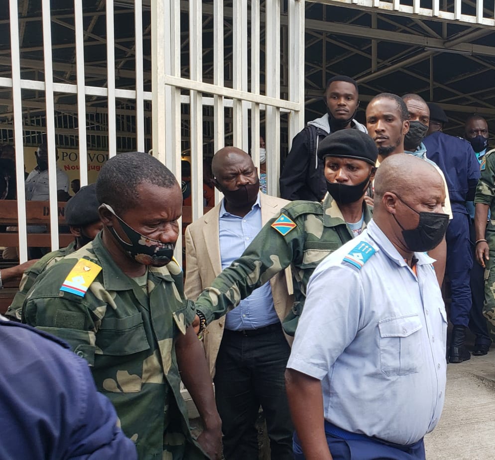 MartialMukeba's tweet photo. #RDC🇨🇩 : Le Major RIMENZE #KANGONGO BISIMWA et le Capitaine MUKANDO #MUZITO PAULIN condamnés à la servitude pénale à perpétuité et radiés des #FARDC par la cour militaire du #NordKivu . Ces deux officiers de l'armée s'étaient battus à l'aéroport de #Goma il ya quelques jours https://t.co/vS6SMnnqlw