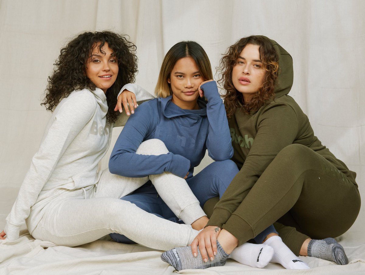 Shop the most necessary item in your wardrobe.
For cool summer days and nights.
bit.ly/3lLCFUl

#benchcanada #lovemyhood #summer2021 #hoodie #sweatpant #summernights