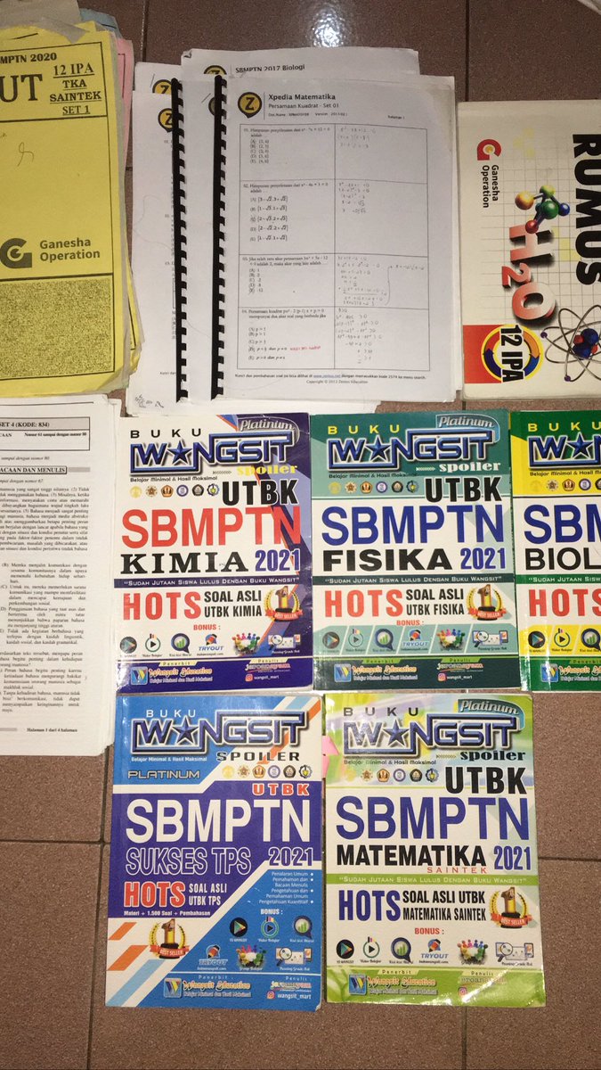 inifadiaa's tweet photo. hai! aku mau bagi2 buku nih sama ada beberapa latsol dari g0 sama zenius juga,siapa tau kalian ada yang butuh bisa langsung chat aku aja okeyy. free kok kalian tinggal bayar ongkir aja.. bantu like sama rt yaa siapa tau temen kalian ada yang mau hihi makasih❤️✨ https://t.co/HnVKMiaaGe