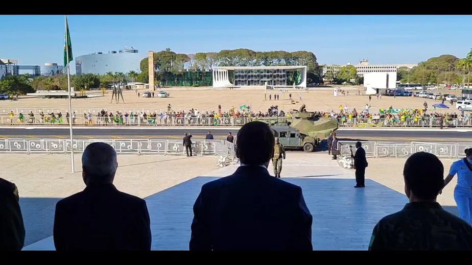 Brasil tem tanques, ameaça à eleição e ao judiciário, e Congresso discute se, talvez, quem sabe, pode ser, veja bem, a democracia está em risco