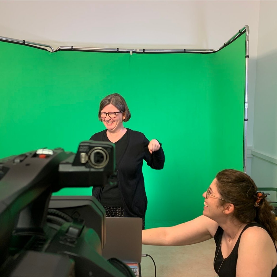 equalizent_eu's tweet photo. 🎥 Wir produzieren weiter 🔢 Mathe-Videos in #DGS für unsere Social Franchise Partner_innen in Deutschland 🇩🇪 - zuletzt mit Sieglinde Lemcke und Olga Pollex. 💪 Vielen Dank für euren Besuch 😀
#BildungInGebärdensprache #Gebärdensprache #DeutscheGebärdensprache #MatheLernen https://t.co/kusTNDwEQv