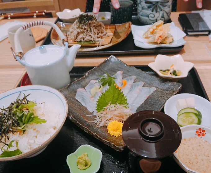 たたら先生とごはん食べて映画みてスケブをかいてもらうなどした……この、この最高にかっこいいmykをみてくれ!!!!
あとお土産めちゃめちゃもろてしまった…食べ物全部美味しそうだし、コースターめちゃめちゃかわいいし、ハンドクリームすごいすきな香りだった😭🙏💕 