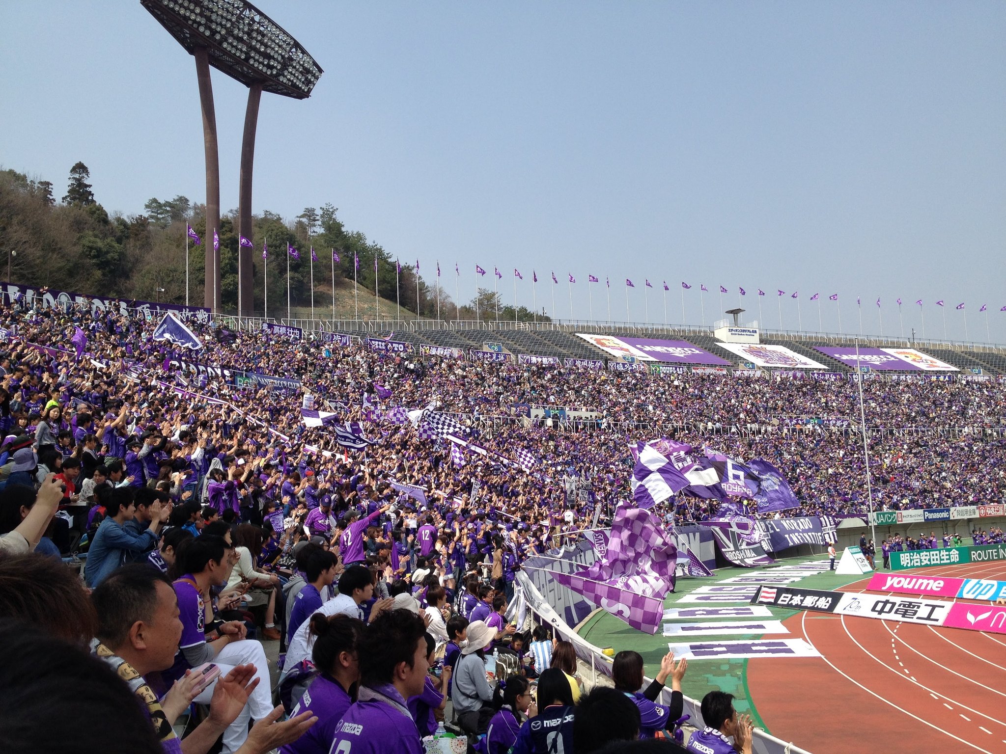 ５２ ごじゅうに 中国地方最大のスタジアム 好きな眺めは芝かぶり席とsa席の上 サッカー以外だと電光掲示板の上からと 1500mのスタートラインからです Sanfrecce エディオンスタジアム広島 T Co Ibx3b5oolm Twitter