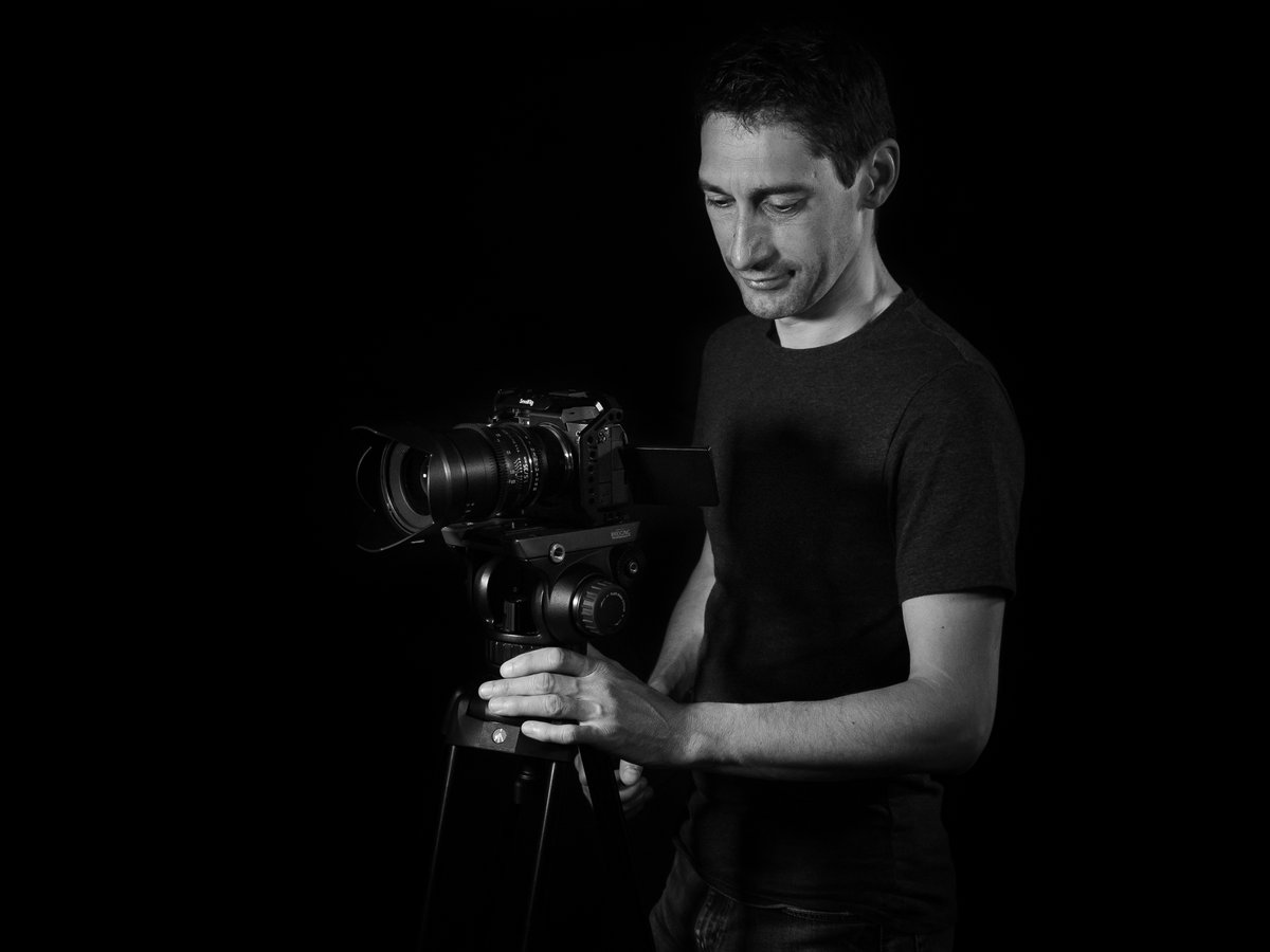 EstelleLems's tweet photo. "Ce n'est peut-être pas un hasard si Image est l'anagramme de Magie" Georges Méliès

Création: @EstelleLems 
Photographe: Théo Maillard
Modèle: @Nicolas_Merle 

#filmwritting #cinemalover #cinema #scenariste #réalisatrice #camera #filmmaking #moviemaking https://t.co/ceVkQdUnBM