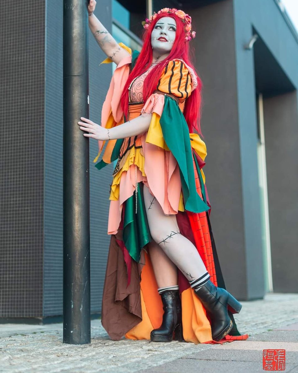 HarleyChainsaw's tweet photo. Very ready for spooky season 🦇💀🖤 photo taken by @FoodAndCosplay #nightmarebeforechristmas #TimBurton #Halloween #cosplay https://t.co/qnKawV8xys