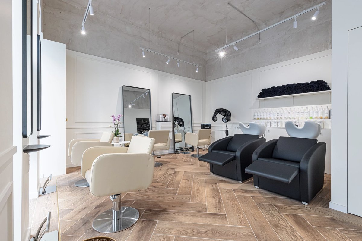 ArchitecteANice's tweet photo. Magnifique réalisation @MaisonAthilie 🌞 du nouveau salon de coiffure Laurent Karsenty, rue de Rivoli à côté du @NegrescoHotel @VilledeNice 🌴

👉 https://t.co/9aMEUYDHqp

#Athilie #Architecture #Rénovation #Coiffeur #Biosthetique #Nice #ILoveNice #NissaLaBella #Nice06 #CôtedAzur https://t.co/RwlA2y6VnX