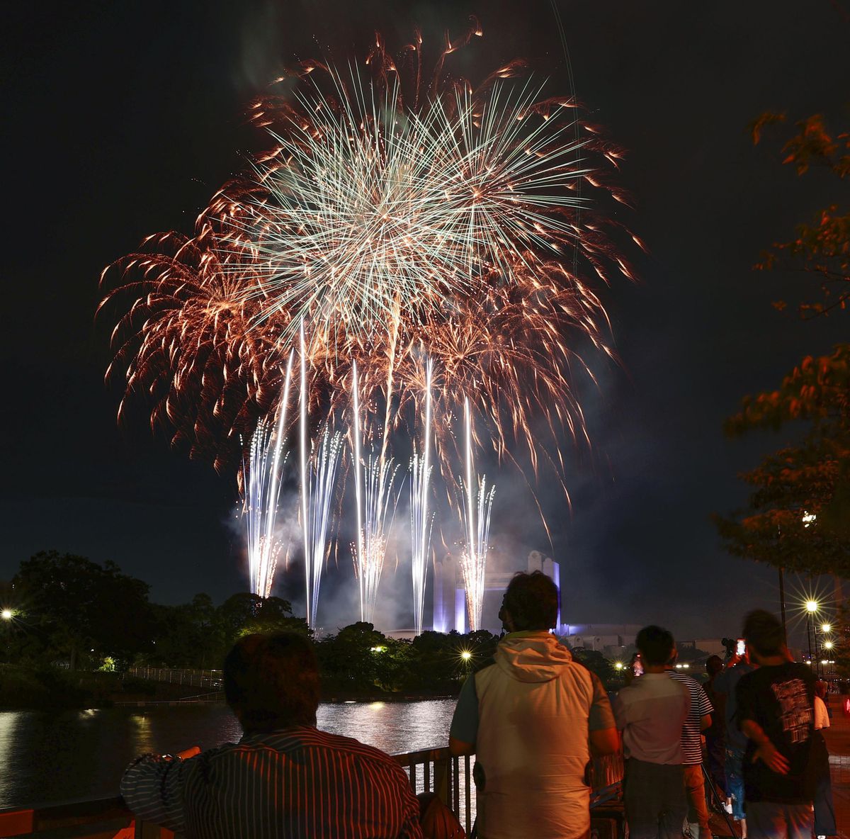 産経ニュース 名古屋でサプライズ花火 医療者励ます１４００発 T Co Gy3knmqyzy 午後７時半から約１５分間 熱田区の名古屋国際会議場で 色とりどりの花火約１４００発が上がり夜空を彩った 医療従事者をイメージした青色や白色の花火もあった