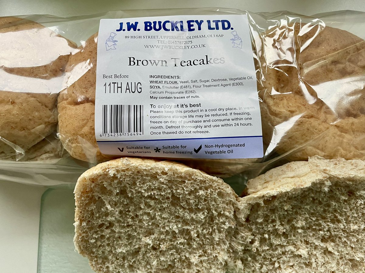 sjholt50's tweet image. So I cannot resist dragging out this old well worn conundrum - the divide between my Yorkshire roots and my Lancashire home … there is not a raisin to be seen!  So how.. how is this a tea cake ?!!🤷🏼‍♀️#Yorkshire #breadcake #Lancashire #Teacake #WarOfTheRoses