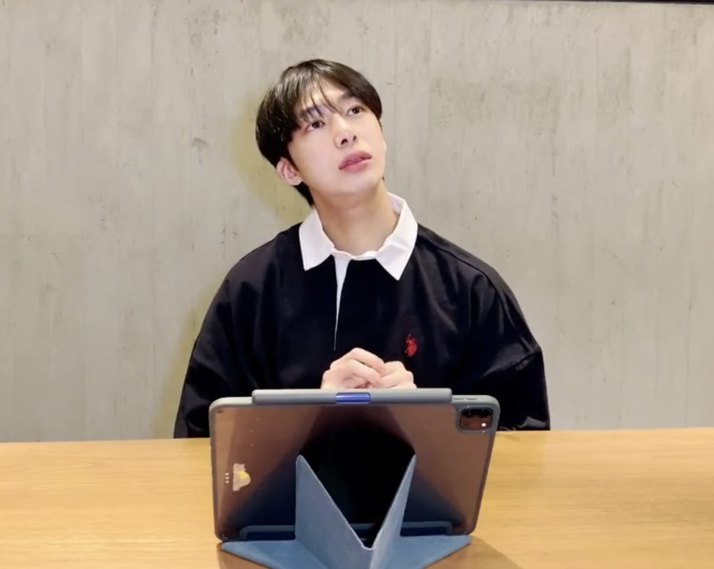 mbmint_tnim's tweet photo. 210810 | วันแรกที่ได้ดู vlive แบบ real time #HYUNGWON https://t.co/nZ42dCyEdX