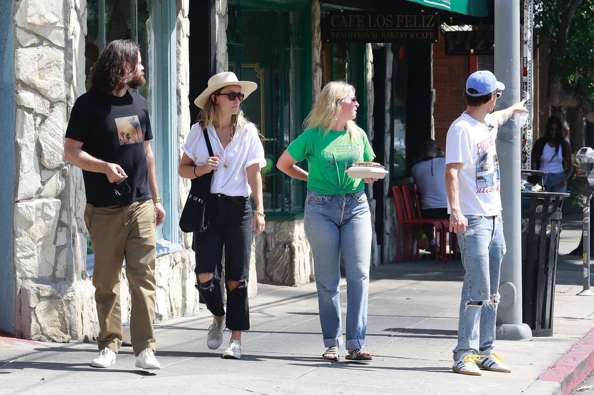 HSInfomidia's tweet photo. 📸| Harry com Olivia Wilde e alguns amigos, recentemente, em LA! https://t.co/GpnmNJm8mN