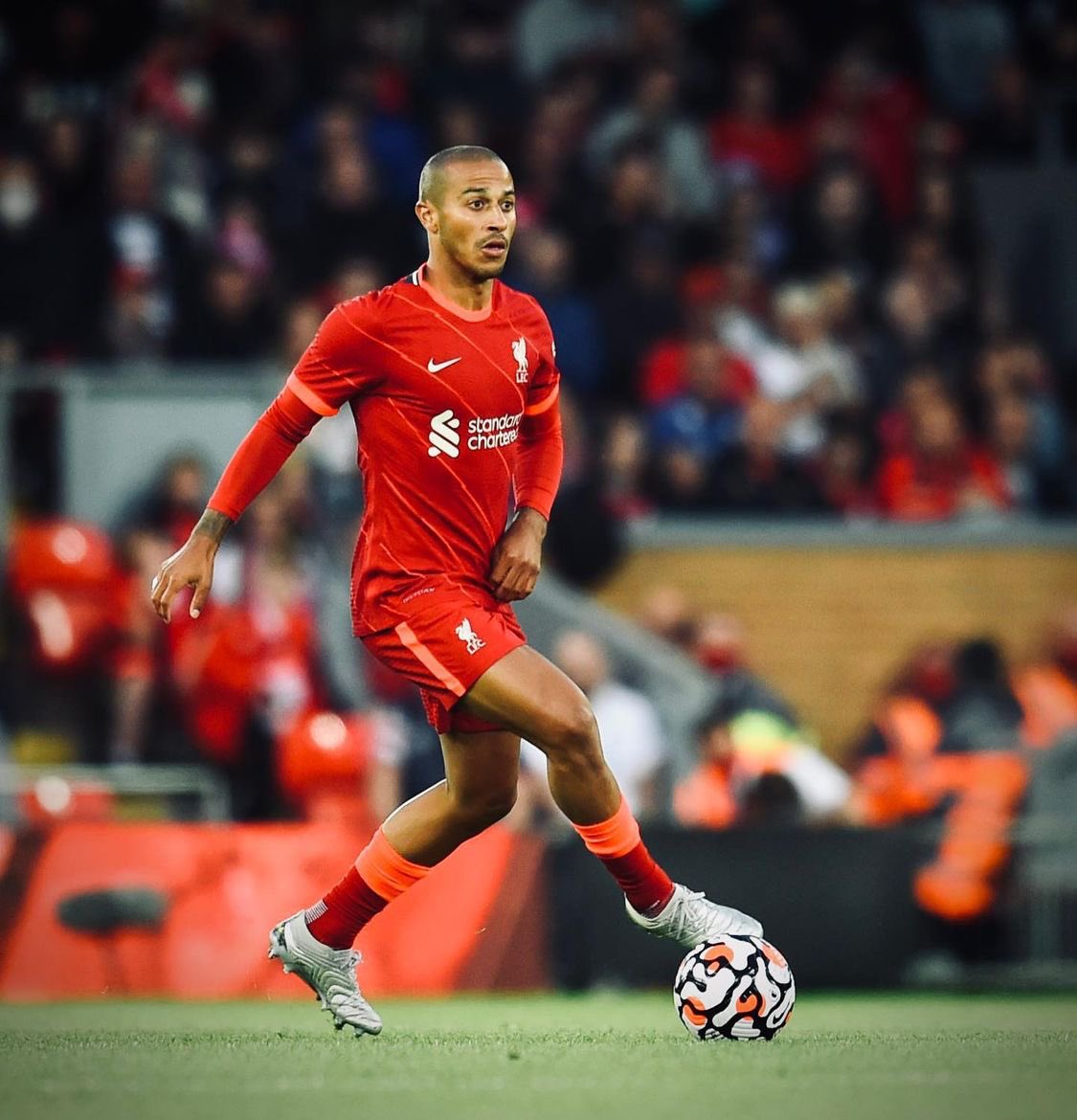 portalthiago6's tweet photo. 📷| “It’s good to be back, Anfield!😍”

— Thiago compartilhou em suas redes sociais, um registro de sua participação no jogo de ontem Liverpool x CA Osasuna. 

📲 thiago6 https://t.co/h0dBrWqWkp