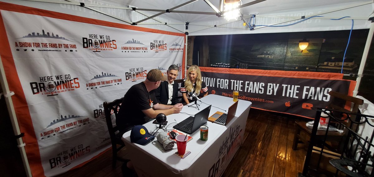 Dennis_Kucinich's tweet photo. It was a lot of fun to see everyone and help fill the truck! Thank you to P.J. McIntyre's Irish Pub, The Cleveland Food Bank, Only In Clev Apparel, and Here We Go Browns Podcast! It shows we can do great things when we all work together!
#Dennis4Mayor #LightUpCleveland https://t.co/BEsJfd3Gxs