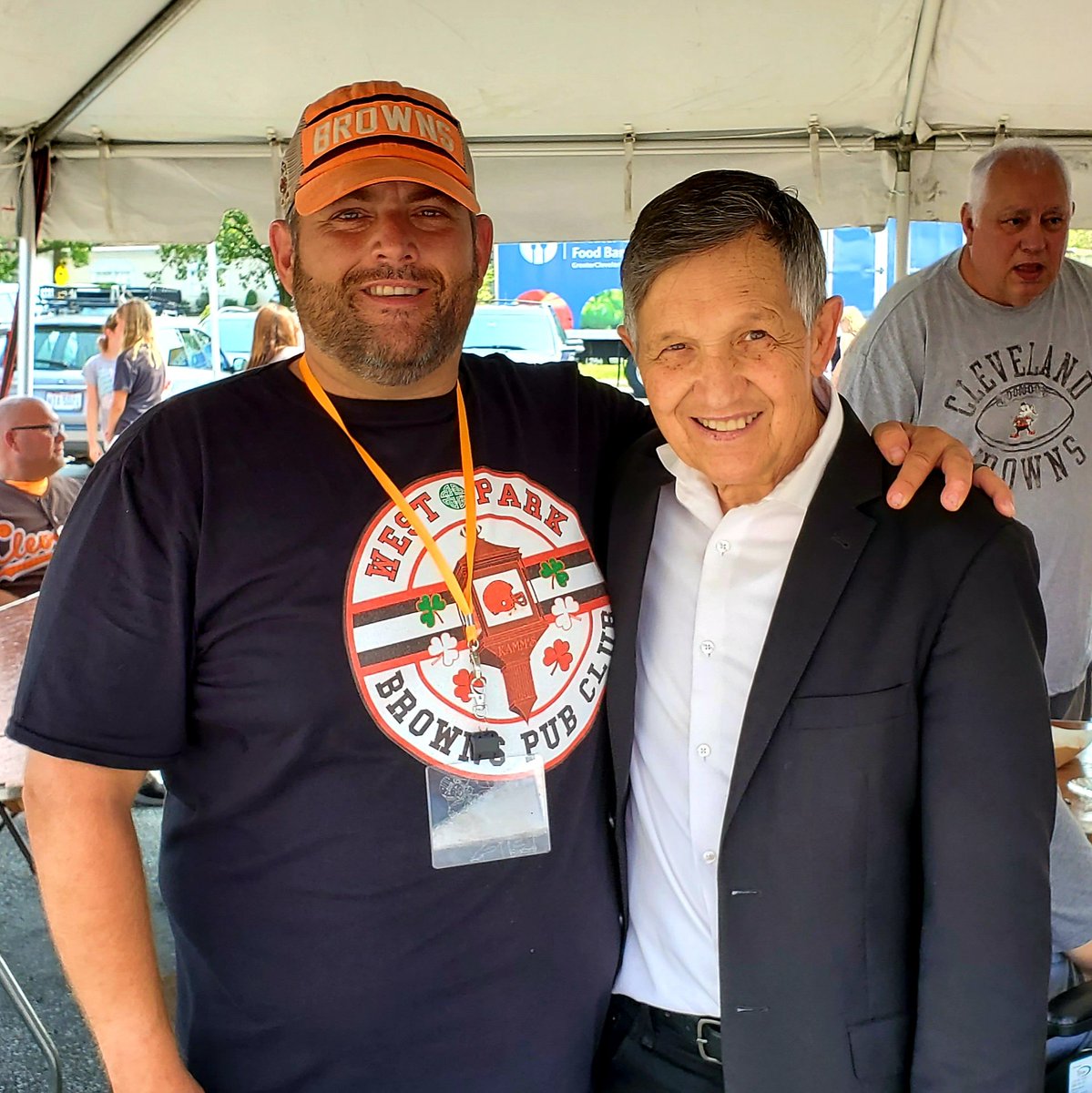 Dennis_Kucinich's tweet photo. It was a lot of fun to see everyone and help fill the truck! Thank you to P.J. McIntyre's Irish Pub, The Cleveland Food Bank, Only In Clev Apparel, and Here We Go Browns Podcast! It shows we can do great things when we all work together!
#Dennis4Mayor #LightUpCleveland https://t.co/BEsJfd3Gxs