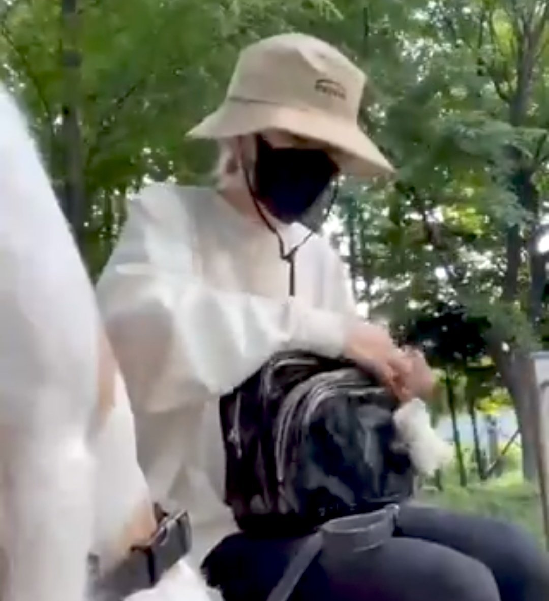 EMIS new logo strap bucket hat in beige 