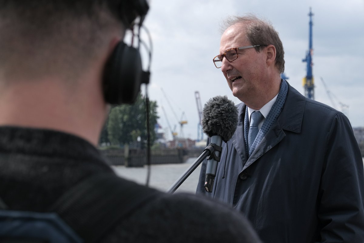 aga_verband's tweet photo. AGA-Präsident Dr. Hans Fabian Kruse sprach heute mit dem @ZDF über extrem hohe #Frachtraten in der #Containerschifffahrt. Wir haben dem Filmteam beim #Interview an den St. Pauli-Landungsbrücken über die Schulter geschaut. Ausstrahlung wahrscheinlich am 12.08. im @morgenmagazin https://t.co/P7hXwbkCJI