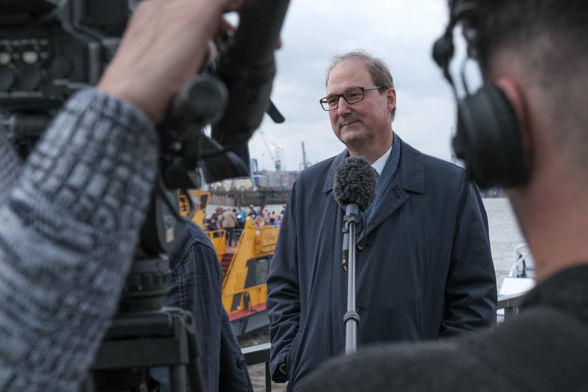 aga_verband's tweet photo. AGA-Präsident Dr. Hans Fabian Kruse sprach heute mit dem @ZDF über extrem hohe #Frachtraten in der #Containerschifffahrt. Wir haben dem Filmteam beim #Interview an den St. Pauli-Landungsbrücken über die Schulter geschaut. Ausstrahlung wahrscheinlich am 12.08. im @morgenmagazin https://t.co/P7hXwbkCJI