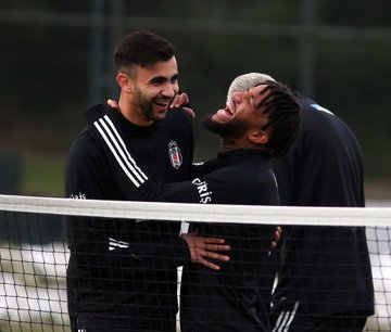 forzabesiktas's tweet photo. "siz bizi güldürdünüz, Allah da sizi güldürsün!" @GalatasaraySK 

#RachidGhezzal #ValentinRosier https://t.co/Nt6AADLak2