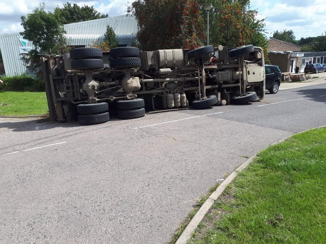 PoliceSudbury's tweet photo. A131 Ballingdon Hill #Sudbury is currently closed as a crane sets about getting this HGV back on it's wheels, this may take an hour or so. Please avoid the area if you can and we'll strive to get the road open ASAP. Officers from Sudbury NRT4 remain on scene. #PC270๐ฎโโ๏ธ https://t.co/Y44Vm9f0R4
