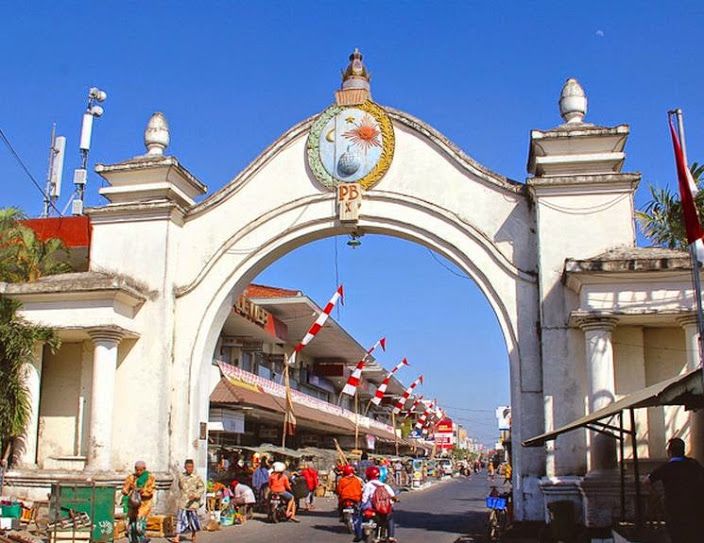 8. Pasar Klewer
Pasar Tekstil terbesar di Kota Solo ini menjual beragam kain batik. Selain bnyak pilihan disini harga batiknya juga cukup ramah di kantong jadi gak heran deh kalau banyak wisatawan yang menyempatkan diri buat berbelanja di Pasar Klewer