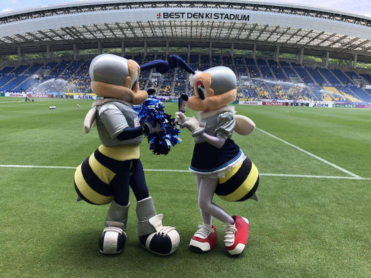 アビーくん アビスパ福岡 今日は ぼくとビビーちゃんの結婚記念日 いつもありがとー ずっと仲良し アビスパ福岡 アビーくん ビビーちゃん 結婚18周年 ガーネット婚式 T Co Fhxsjdojrn Twitter