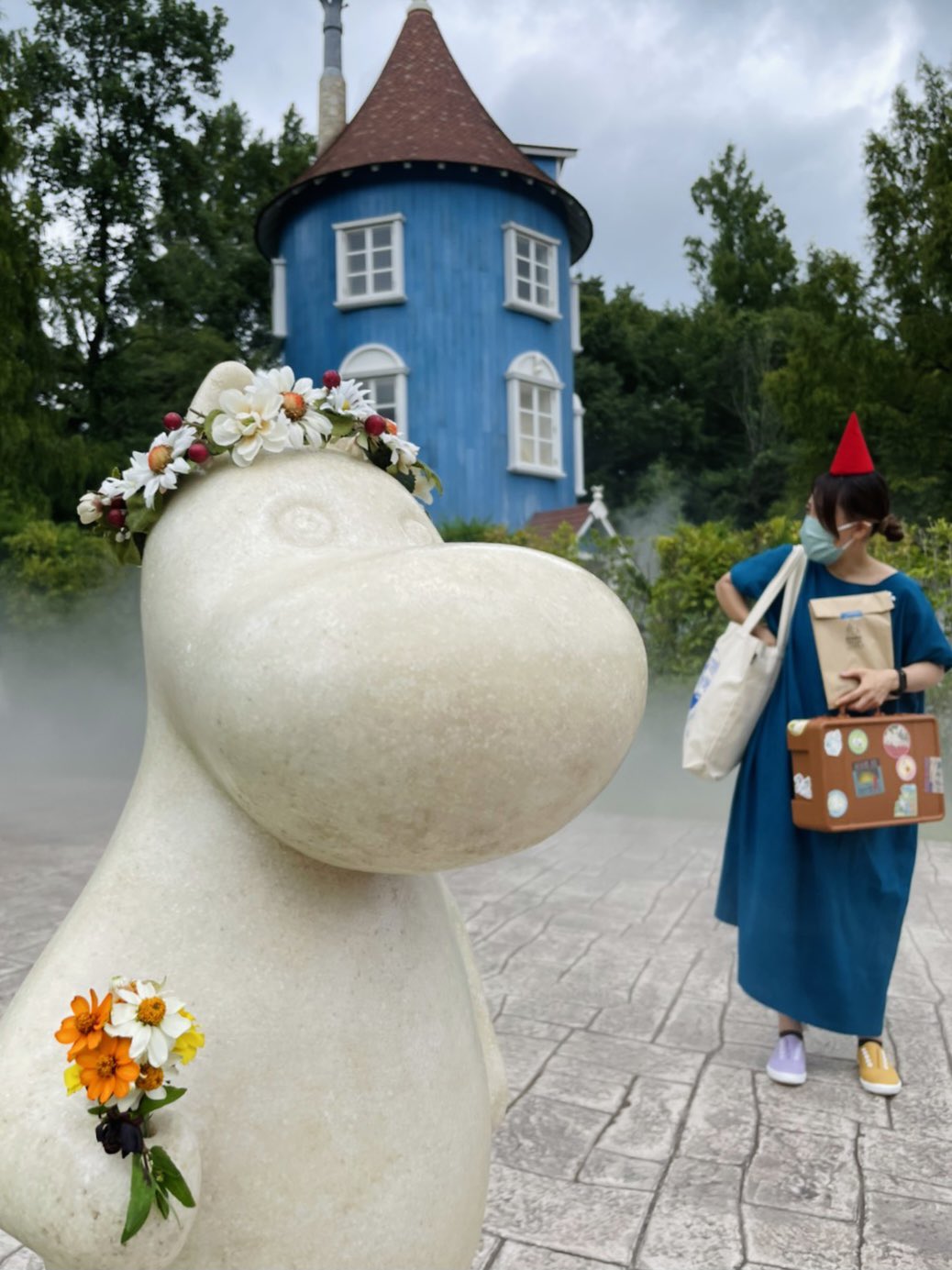 しらたき 花冠のムーミン像と トフスランに扮したわたし ムイックで撮ってもらったばかりの写真を手に抱えてホクホクしているところ ムーミンバレーパーク ムーミンの日 T Co 3oowwk3wod Twitter