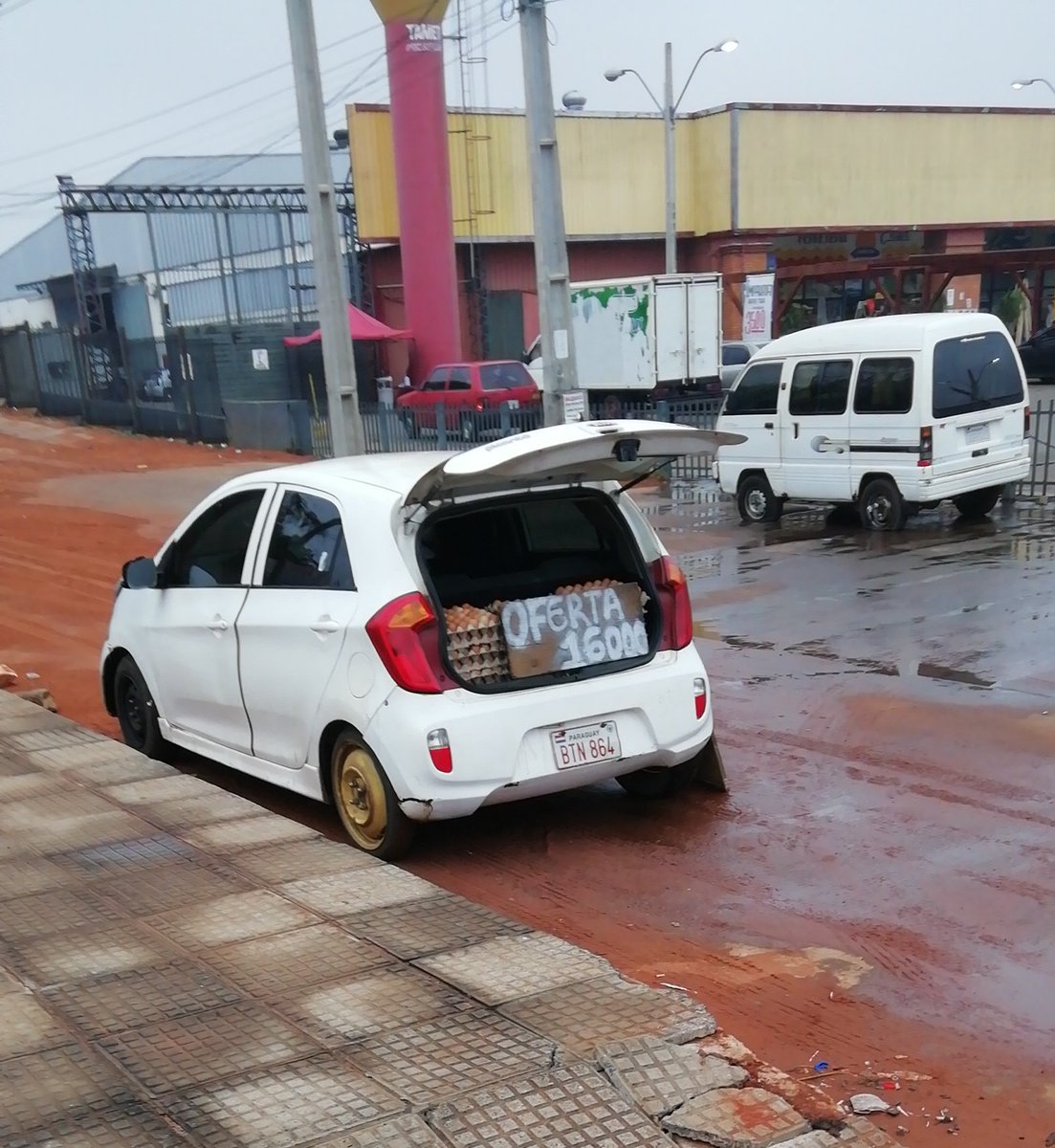 CenturionOca's tweet photo. Son una pareja muy joven y la Srta está embarazada, venden planchas de huevos en la entrada del hipermercado Luisito sobre Manuel Ortiz Guerrero camino San Lorenzo Ñemby. No se van del lugar hasta vender la ultima plancha, si pueden ayudar compartiendo @yolandapark1 @flogismondi https://t.co/VKcjhx2XbP