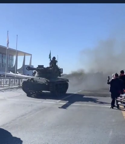 Além de um cabo e um soldado, acho q vão precisar de um mecânico tbm 🤦🏻‍♂️