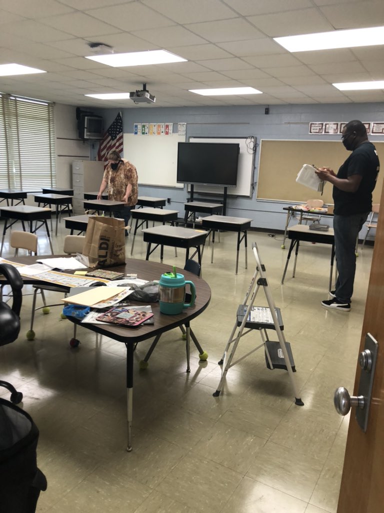 cashwellcubs's tweet photo. Day 2 at Cashwell Elementary. #goingforthegold #ccsthegreatcomeback #endlesspawsabilities @Niesha_Wither @APLTADAMS https://t.co/5H2dU16JNJ