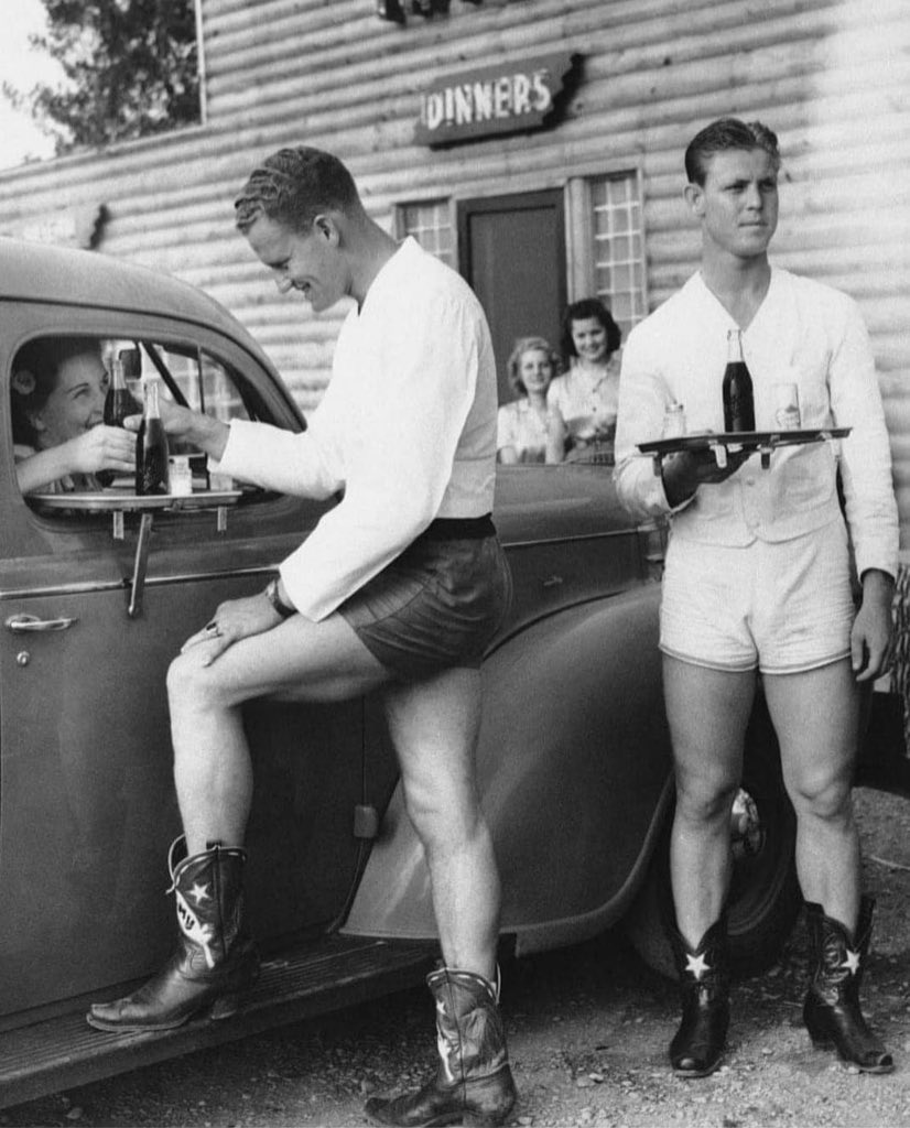 GregoryEck's tweet image. In the 1940s, men dressed in shorts and cowboy boots served up to women at a drive through in Dallas, Texas "Log Lodge Tavern"