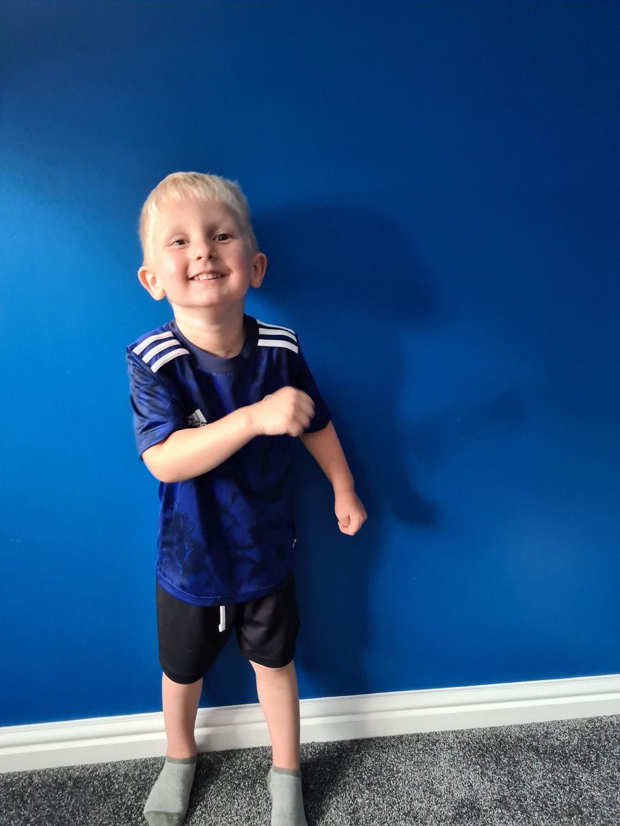EmmaRientoul's tweet photo. Someone's happy with their new shirt 💛💙 @superwhite85 @lukeayling_8 https://t.co/Xe2s1iLDnB