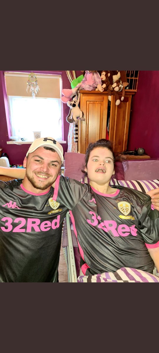 Could we all wish my beautiful sister a huge Happy birthday 🎂 please so I can make her day and show her later. @LUFC give us a retweet please guys. She's a very special girl who deserves special things ❤ #24today #HappyBirthday