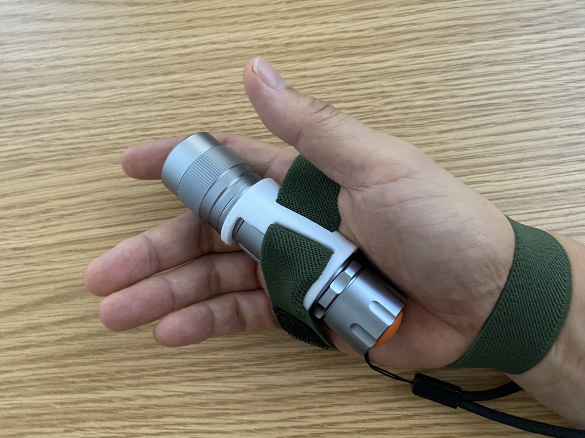 snow_and_star's tweet photo. GENTOS ハンドライト SG-405用ホルダー完成。これでライト握らなくて済む。握りながらライト絞りも出来る。ゴムバンドはダイソー。成形時間1h #3Dプリンター #QIDI #Xsmart #GENTOS https://t.co/bLoo8Mt5CF