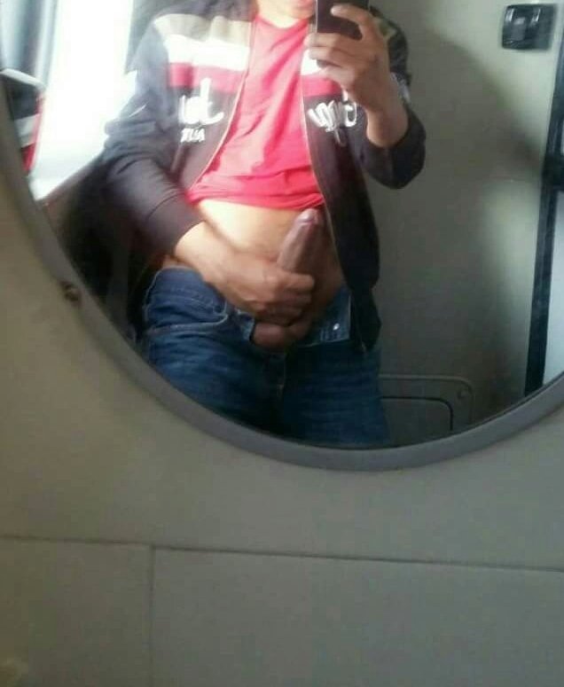 ¿Ustedes que prefieren...?
¡Ancha que tape ó larga que topé!
Aqui reportando desde el baño del ADO, Cedemequis hay te voy!!
#vergademacho
#morboenpublico 
¿ Que procede caballeros ?