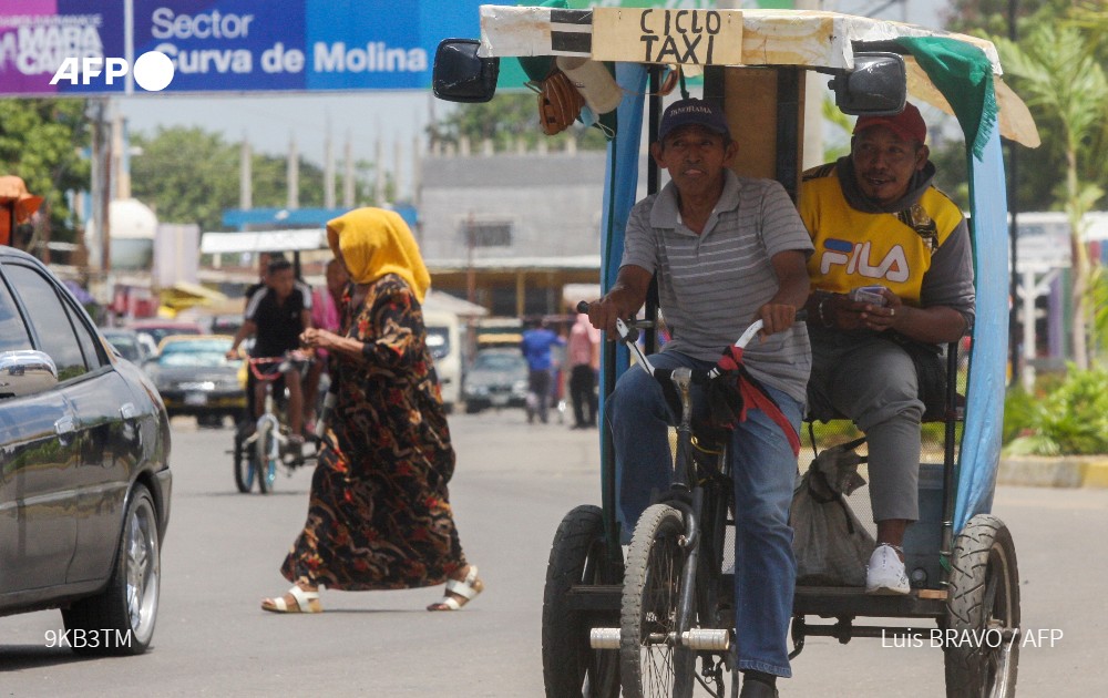 tovarguedez's tweet photo. Depender del viento para echar a andar una pequeña lancha que ahora funciona a vela, o pedalear un "bicitaxi": así está el estado Zulia, donde nació la industria petrolera de Venezuela y hoy sufre escasez crónica de combustible.

Por @margioni #AFP➡️https://t.co/0GEINgjpWD https://t.co/FuMBPf9zbB