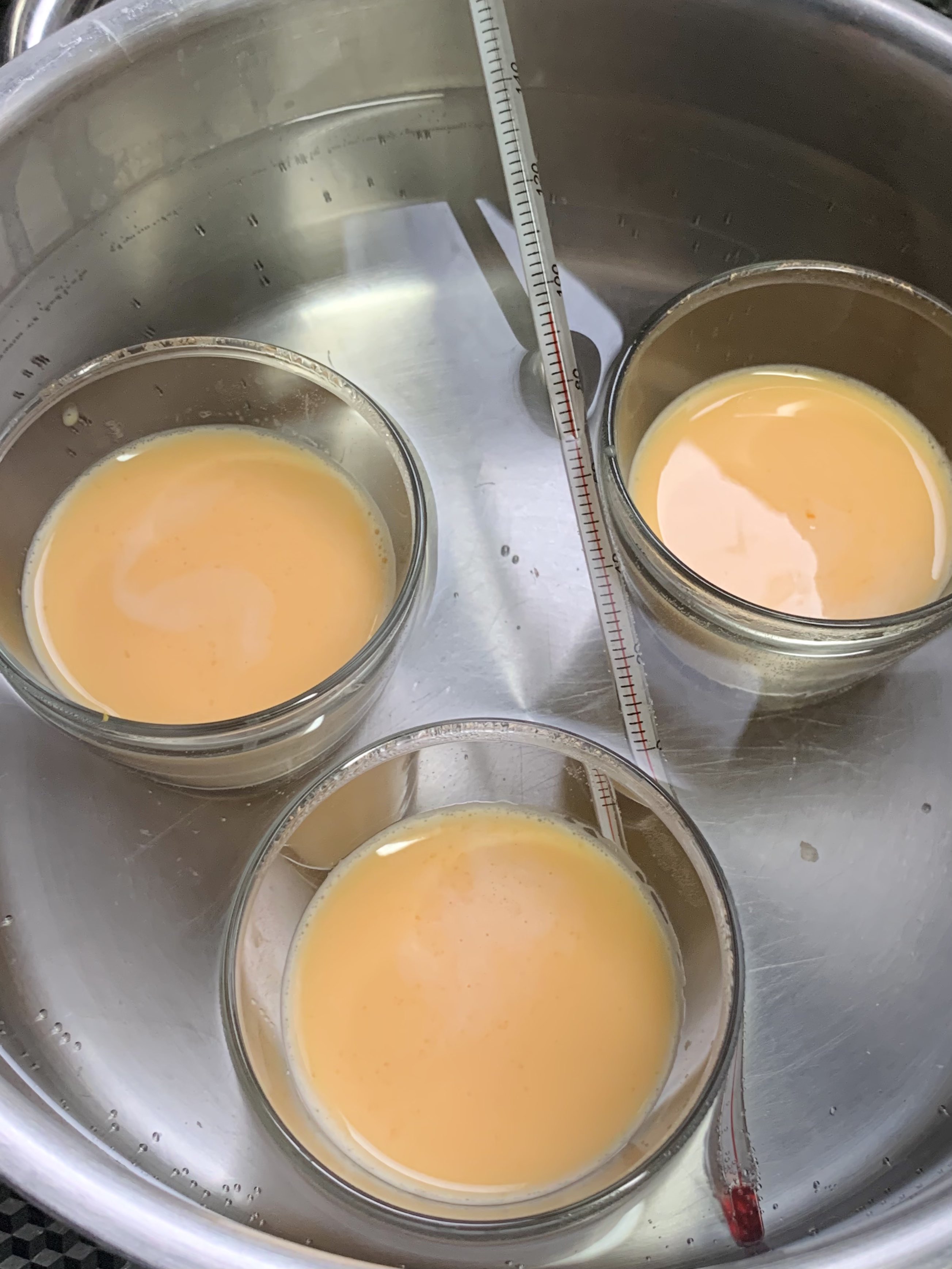 Zapa レンジで簡単プリン って レンジの性能も容器もみんな違うから 火加減が全然簡単じゃない 素直に鍋で作った方が温度管理が簡単 Twitter