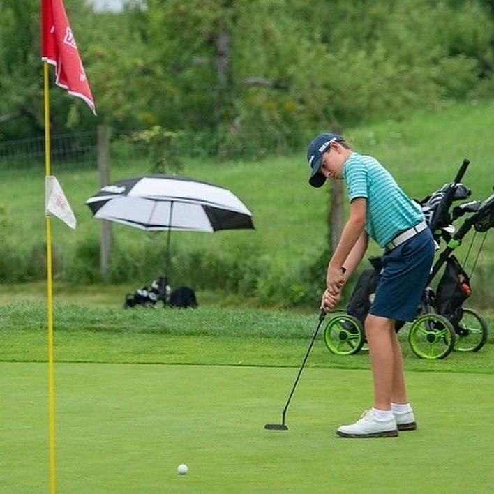 GolfCustomFit's tweet image. American golf starlet Asher Katz rocking our Aidhm K Series Putter

Knocking on average 2 less putts per round since putting our putter in his bag last season

The K Series features our patented 4CORE VIBRATION ABSORPTION CORE TECHNOLOGY

@akatzgolf @golfcustomfit @feel_the_green