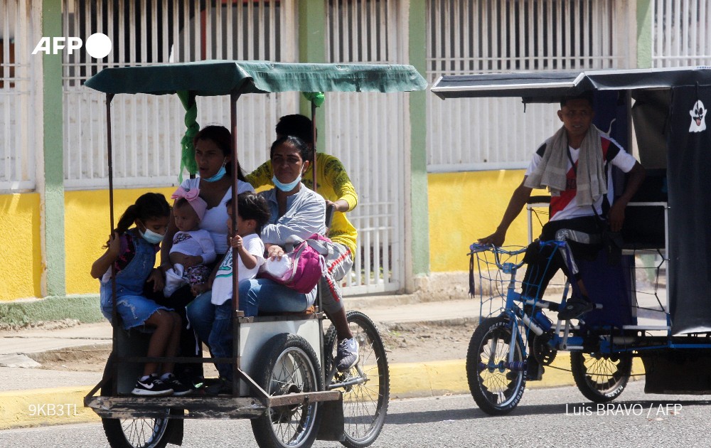 tovarguedez's tweet photo. Depender del viento para echar a andar una pequeña lancha que ahora funciona a vela, o pedalear un "bicitaxi": así está el estado Zulia, donde nació la industria petrolera de Venezuela y hoy sufre escasez crónica de combustible.

Por @margioni #AFP➡️https://t.co/0GEINgjpWD https://t.co/FuMBPf9zbB
